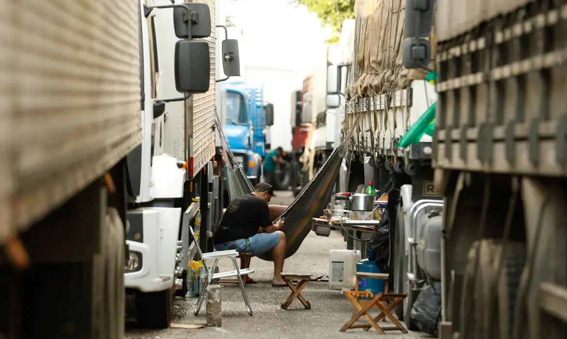 Unidades de saúde para caminhoneiros ficarão em postos nas rodovias