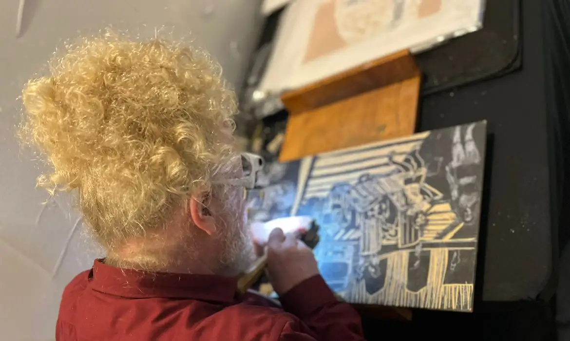 Artista com baixa visão fala da potência de pessoas com deficiência