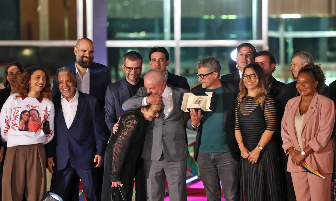 “O Agente Secreto vai representar o nosso cinema com louvor”, diz Lula