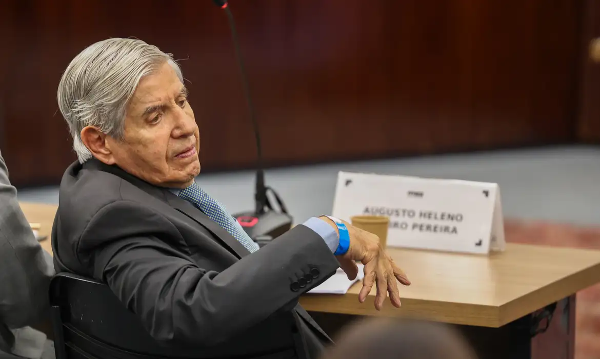 Trama golpista: Fux absolve general Heleno de todos os crimes