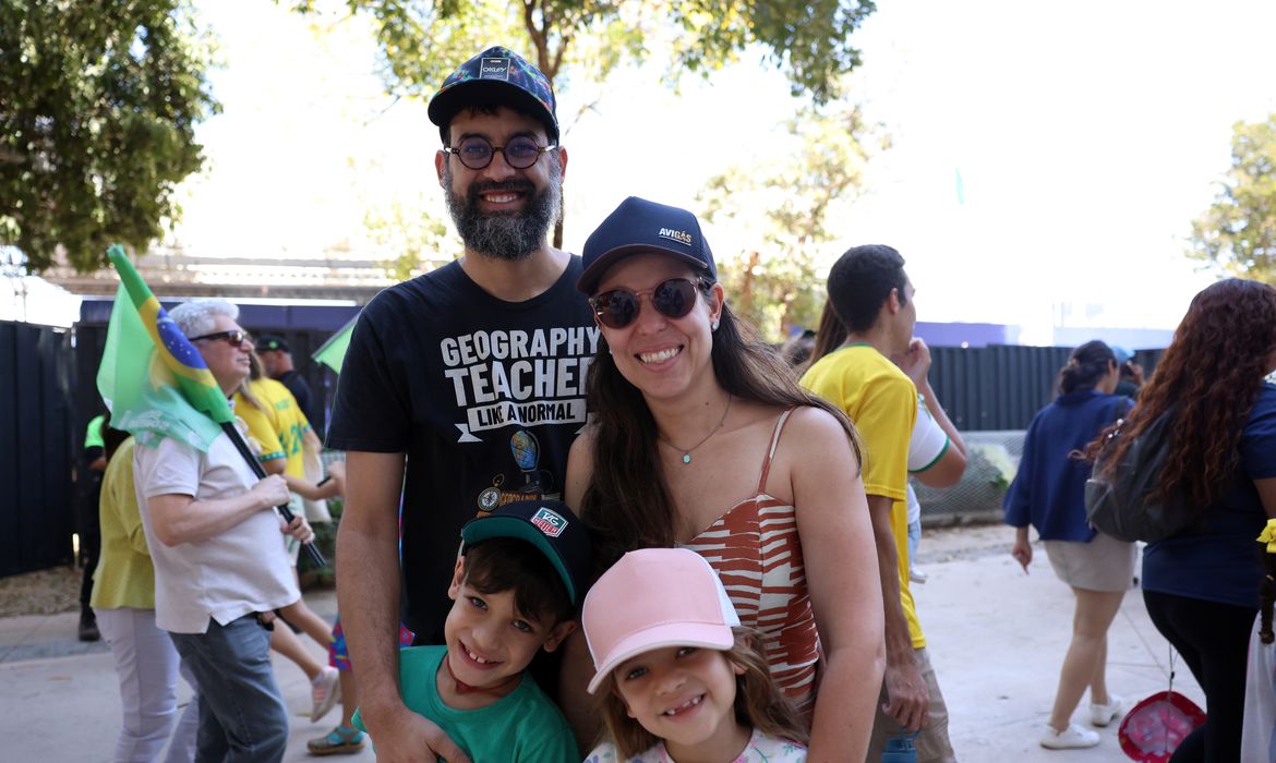 Brasileiros celebram soberania; Curupira e Zé Gotinha desfilaram