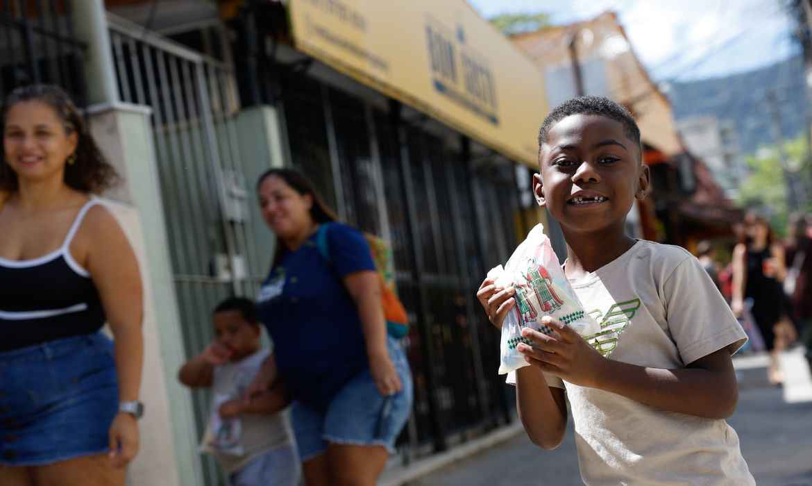 Fé e alegria marcam o dia de Cosme e Damião no Rio de Janeiro