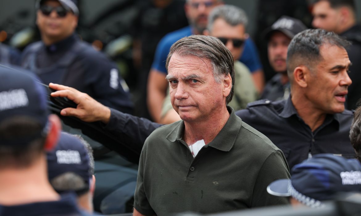Autorizado pelo STF, Bolsonaro faz exames em hospital de Brasília