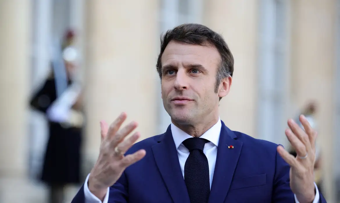 Macron busca novo primeiro-ministro após colapso do governo