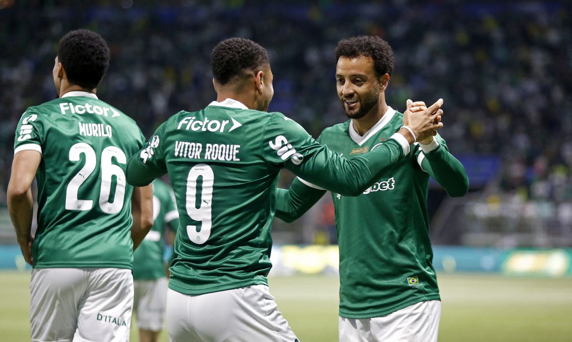 Brasileiro: Palmeiras joga no ritmo de Vitor Roque e goleia o Inter