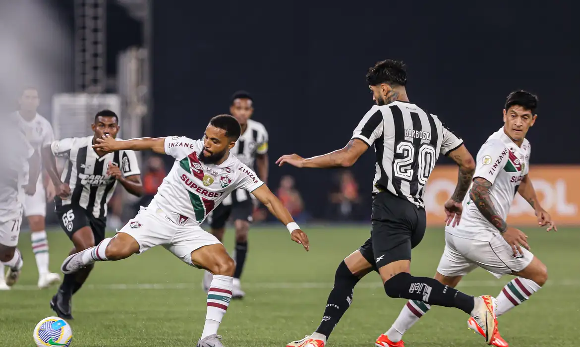 Brasileirão: Nacional transmite duelo entre Fluminense e Botafogo hoje