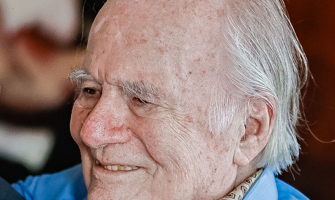 Morre Mino Carta, fundador das revistas Veja e Carta Capital
