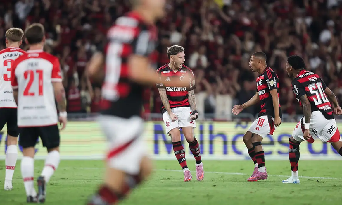 Com direito a gol relâmpago, Flamengo derrota Estudiantes no Maracanã