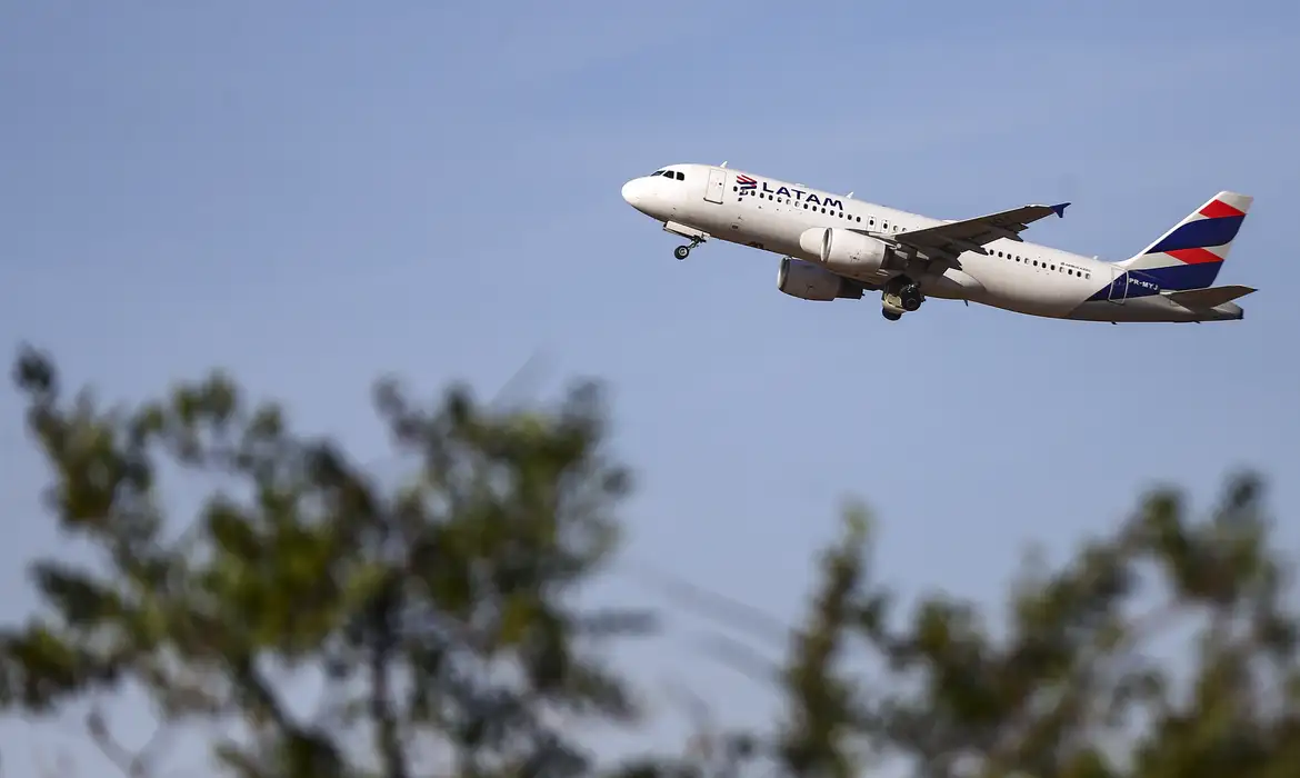 Latam anuncia compra de 24 aviões da Embraer