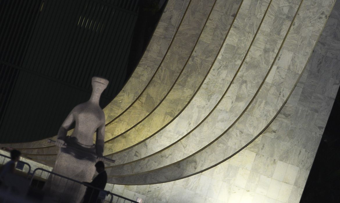 STF publica edital com notificação de Eduardo Bolsonaro sobre denúncia