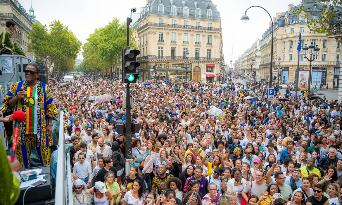 Cultura afro-brasileira é celebrada em Paris com Lavagem de Madeleine