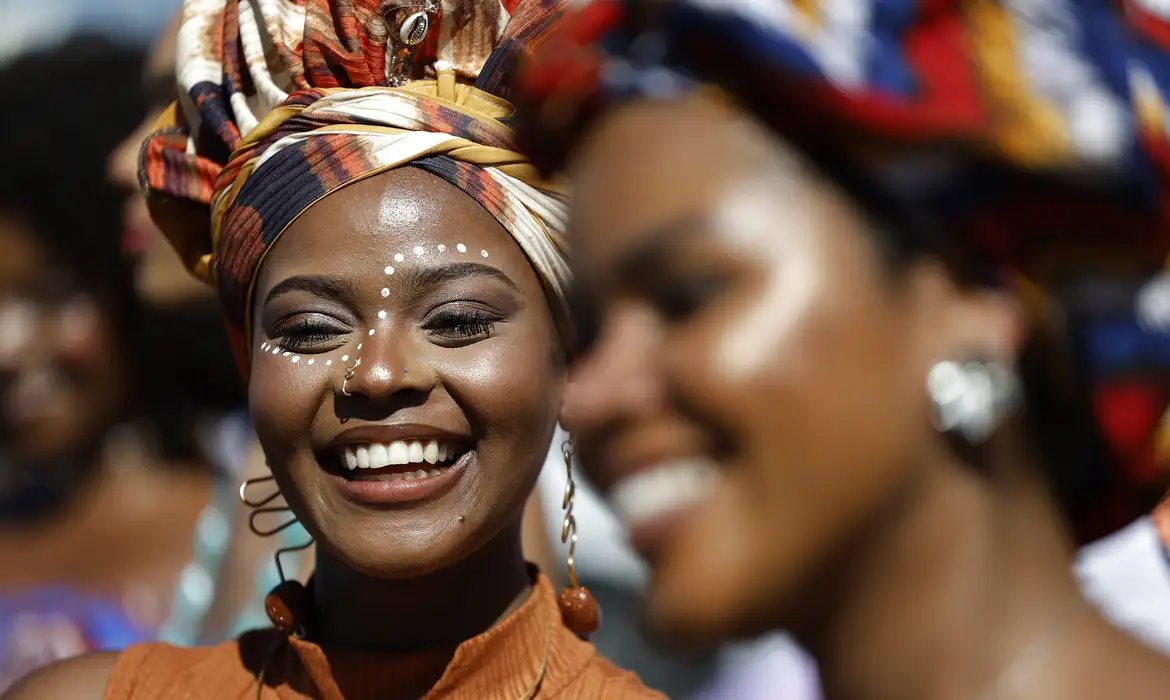 Especialistas defendem atenção específica para saúde da pele negra