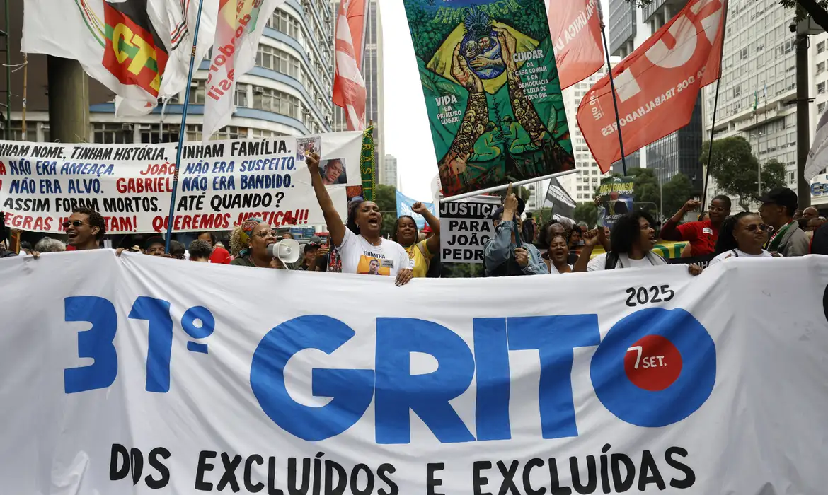 Desfile e Grito dos Excluídos tomam as ruas do centro do Rio