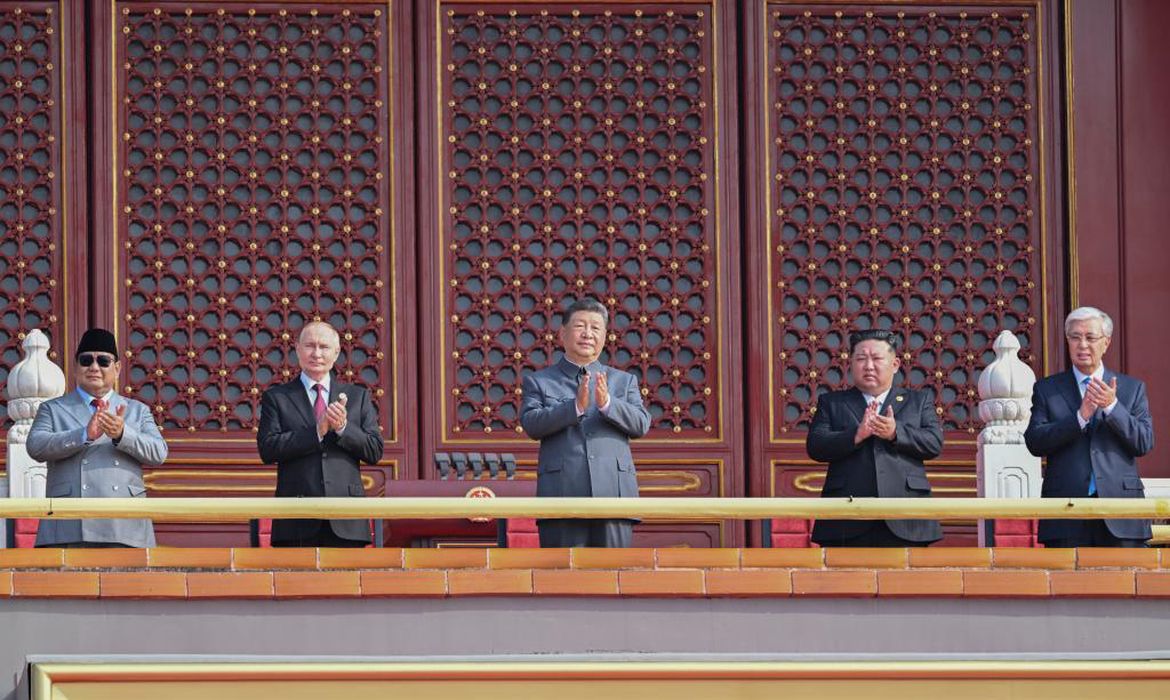 China faz desfile do Dia da Vitória e promete desenvolvimento pacífico