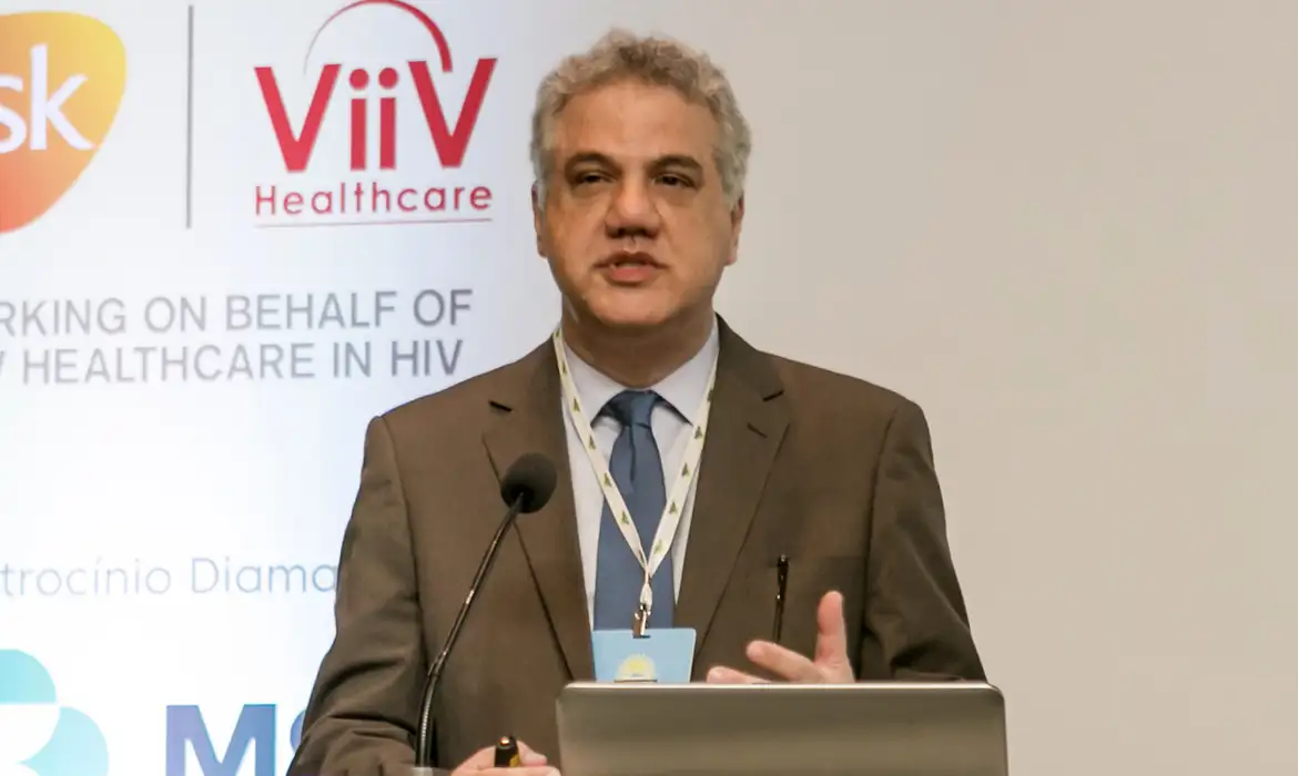 Covid-19 não desapareceu e casos continuam ocorrendo, alerta médico