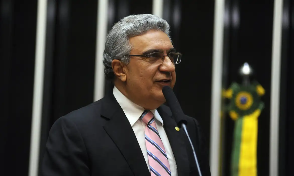 Laurez Moreira assume governo do Tocantins e exonera secretários