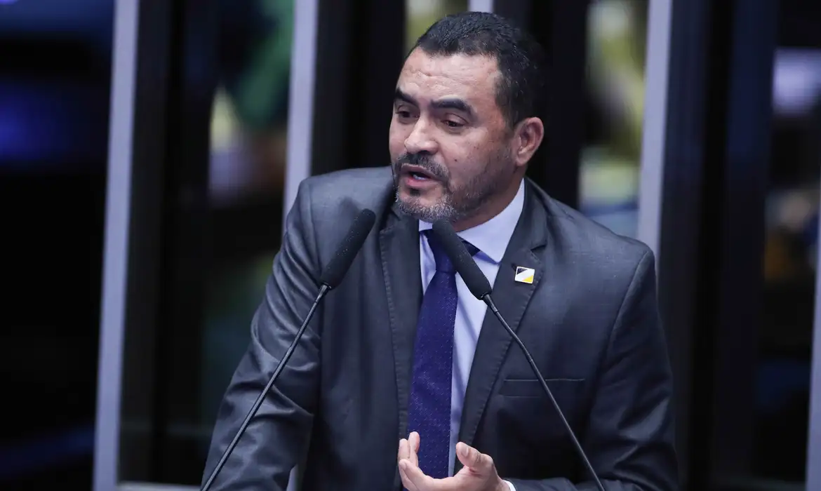 Alvo de investigação, governador do Tocantins é afastado do cargo