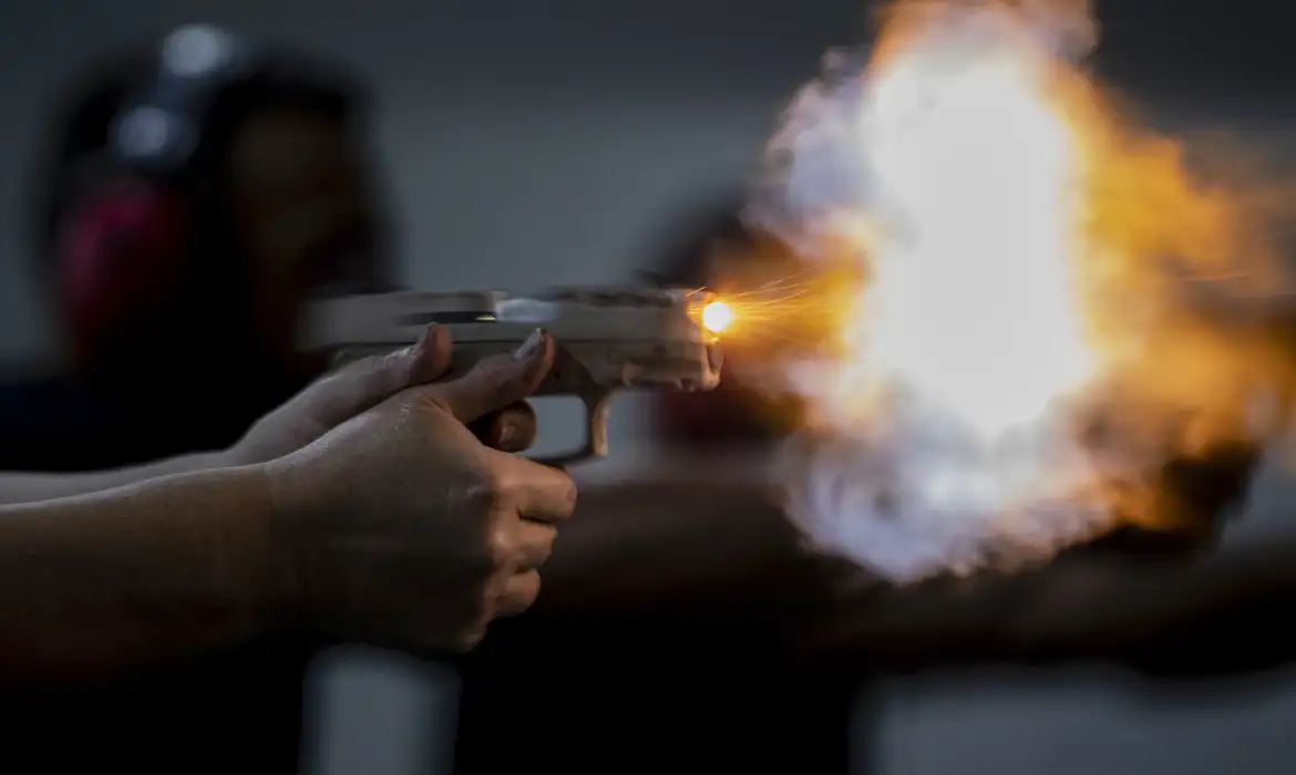 Policial penal que atirou em entregador é preso e afastado no Rio