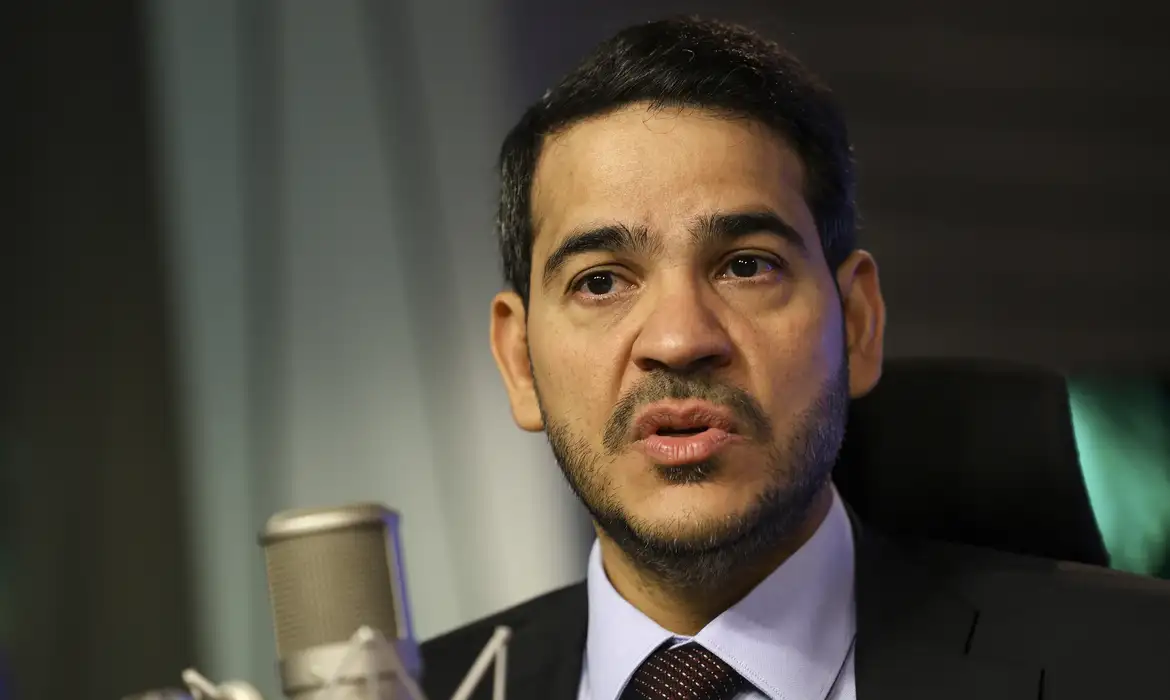 “Não vamos abrir mão da democracia”, diz Messias após visto revogado