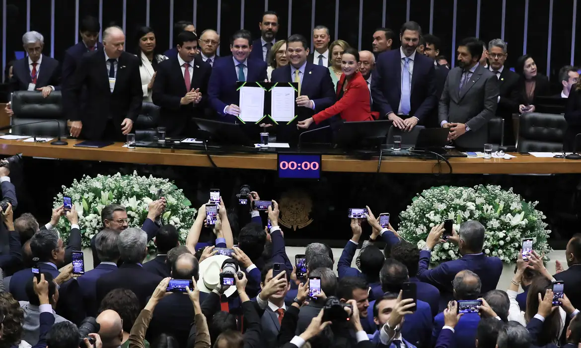 Congresso promulga PEC que muda regras para pagamento dos precatórios