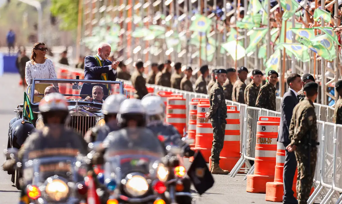 Lula e ministros acompanham desfile; público entoa “sem anistia”