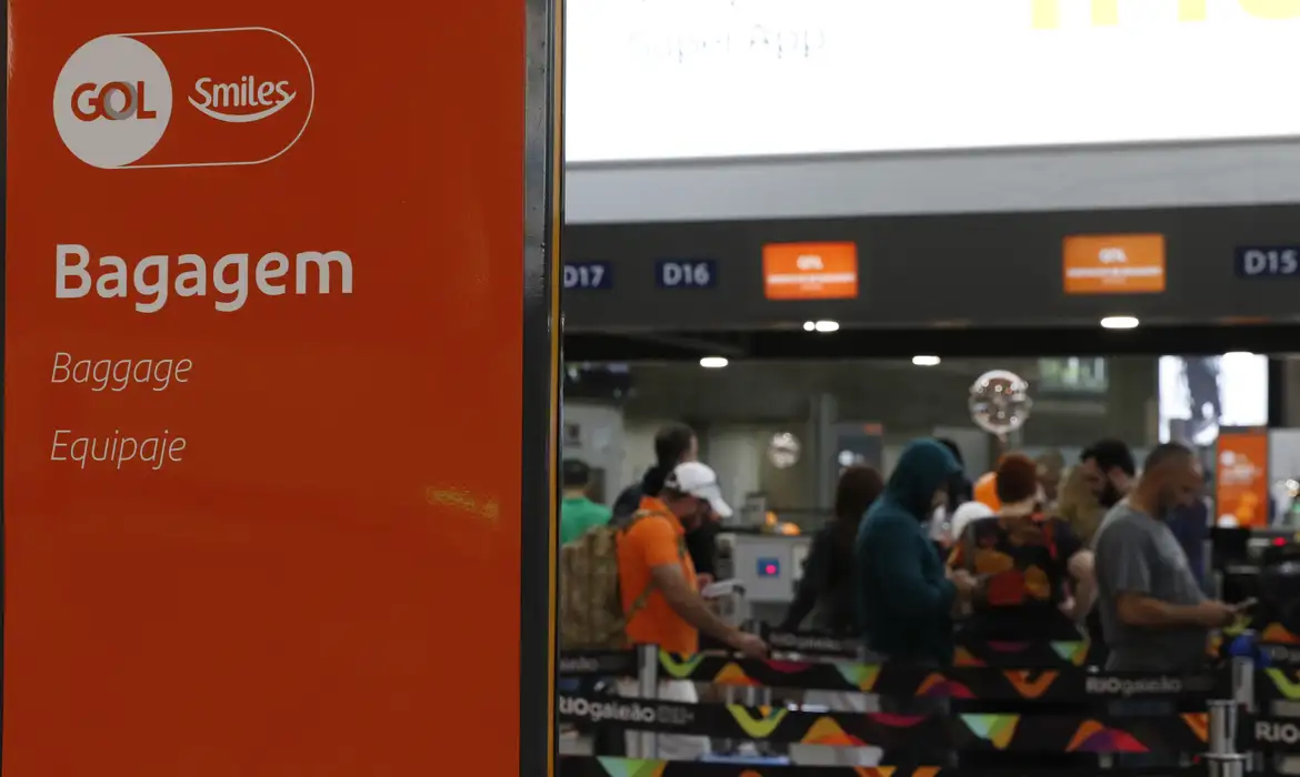 Aeroporto Santos Dumont fecha para limpeza da pista após vazamento