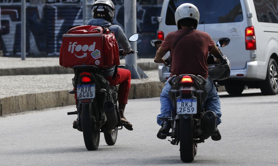 Câmara aprova urgência para votar vale-refeição para entregadores