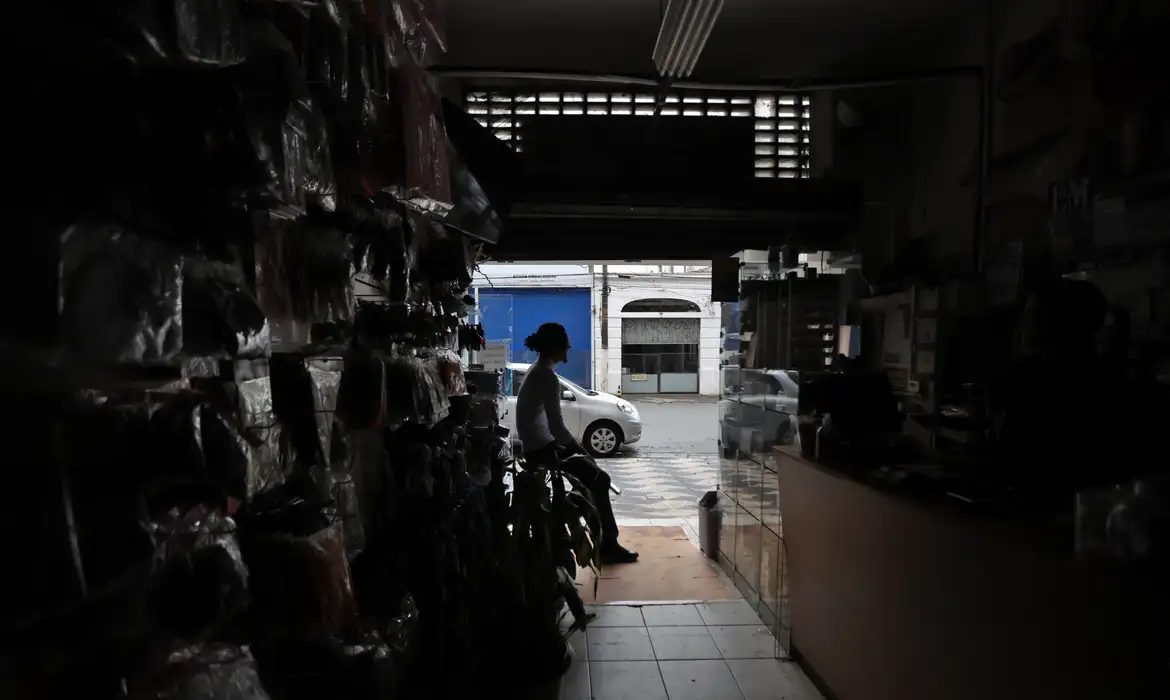 SP: Chuva, ventos fortes e queda de árvores deixam 900 mil sem energia