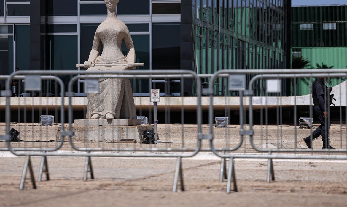 Barroso diz que julgamento envolve provas, e não disputa política