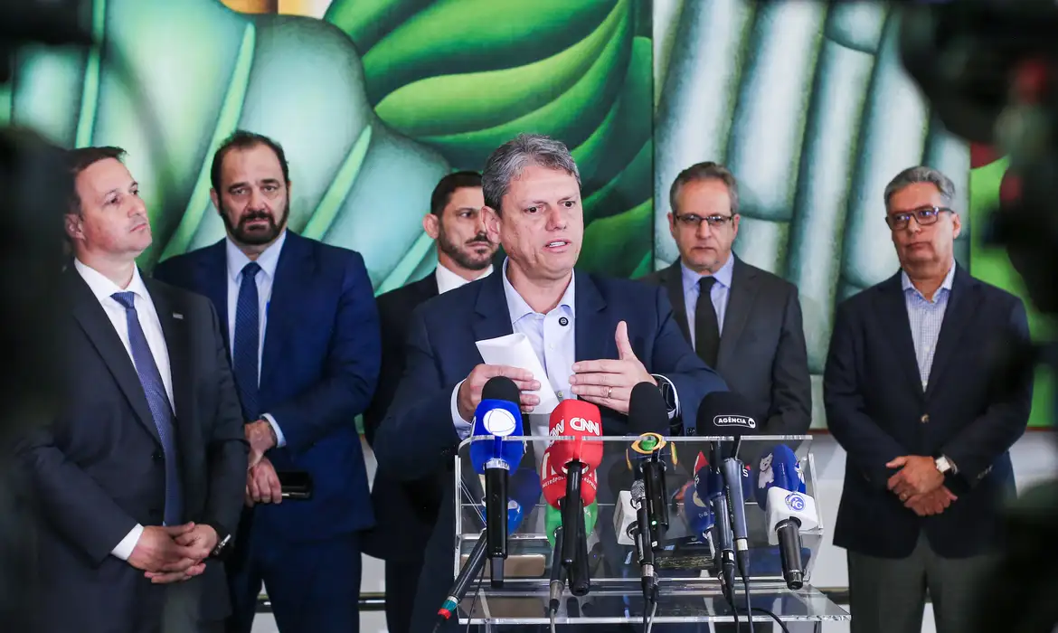 Tarcísio instala gabinete de crise e nega ligação do PCC com metanol