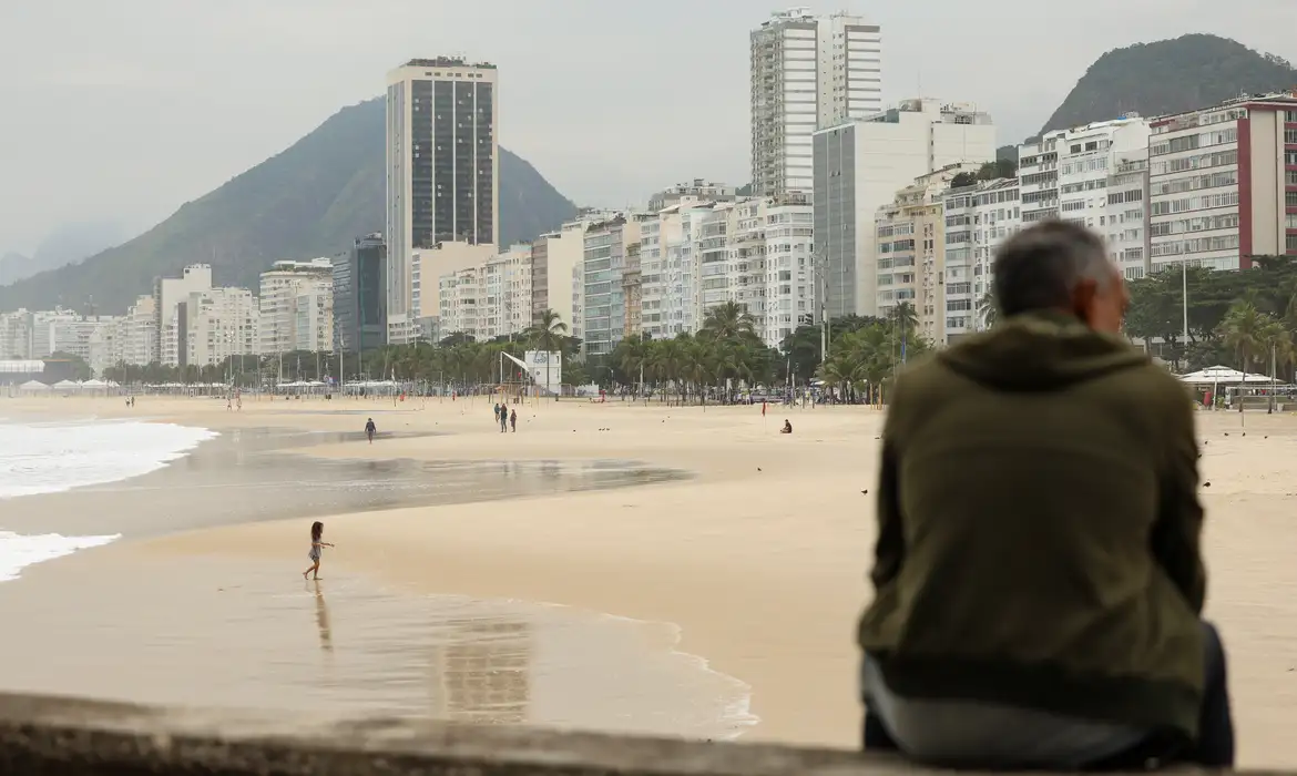Frente fria chega ao Rio com pancadas de chuva e vento forte