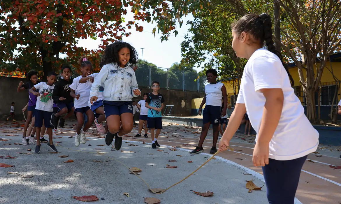Sem celulares, desempenho escolar e socialização melhoram no Rio
