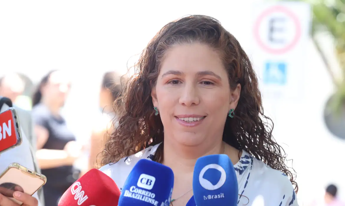 Ministra Esther Dweck aposta em queda na abstenção no CNU