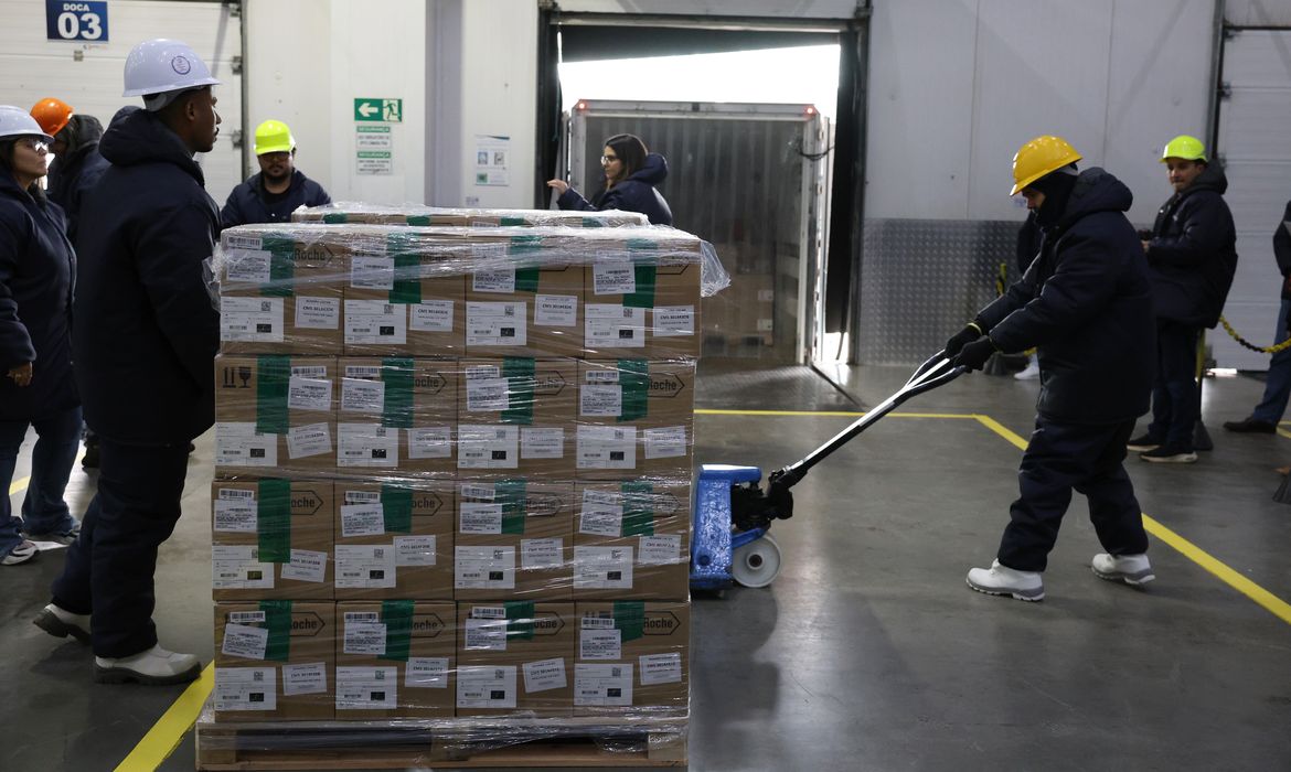 Brasil recebe lote de medicamento para tratar câncer de mama no SUS