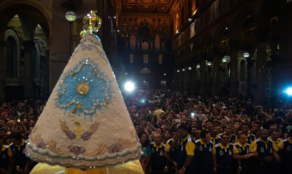 Romaria fluvial antecede procissão do Círio de Nazaré, em Belém