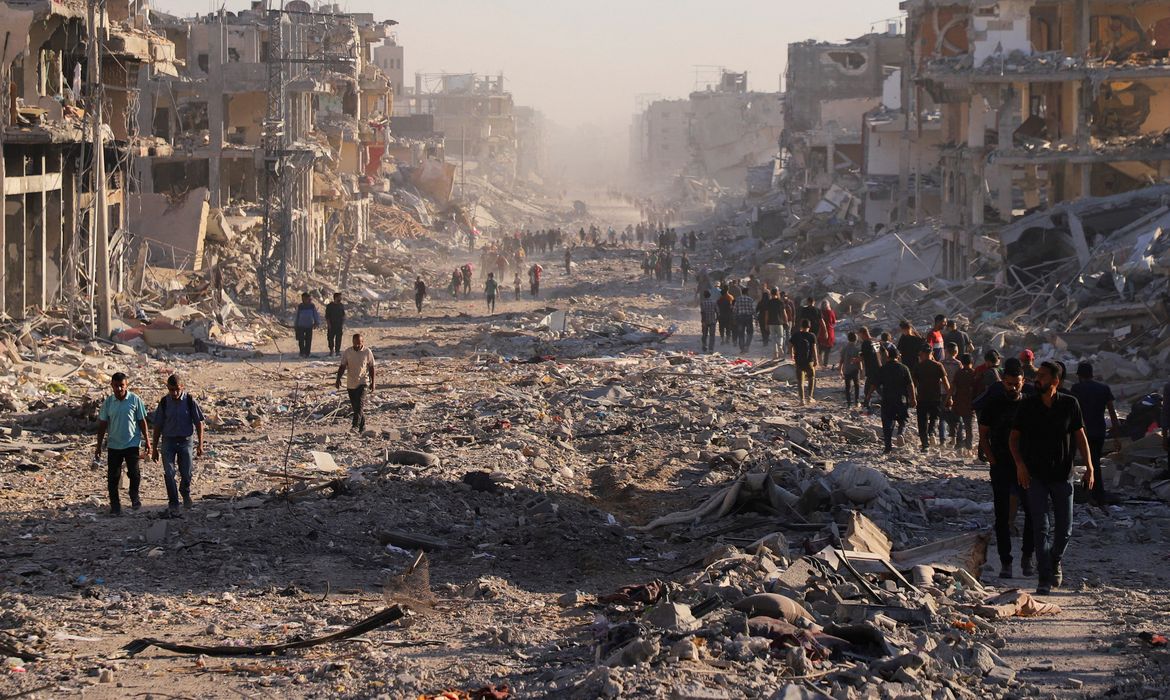 Moradores de Gaza voltam para casas destruídas