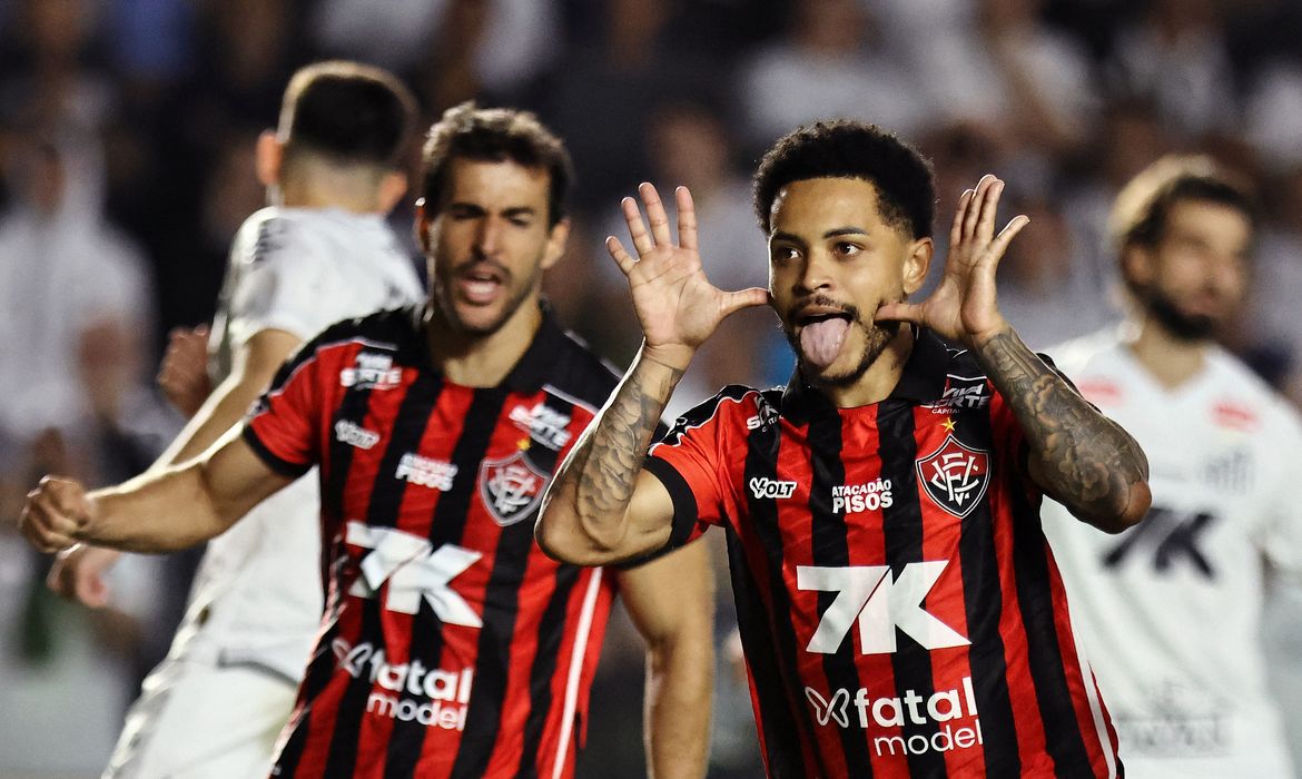 Triunfo do Vitória embola luta contra rebaixamento no Brasileirão
