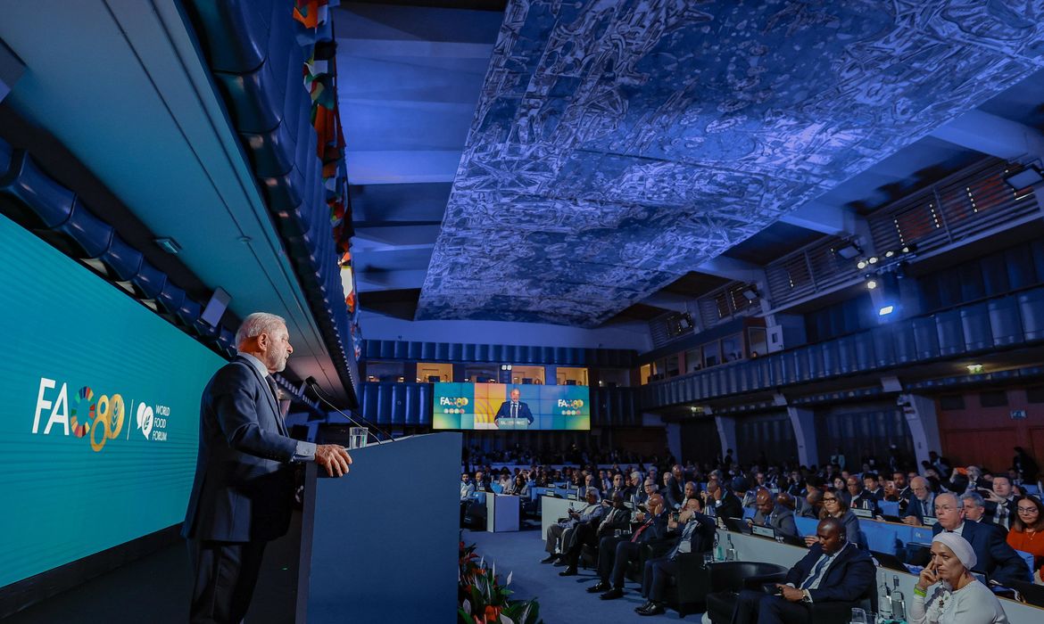 Fome é irmã da guerra e inimiga da democracia, diz Lula