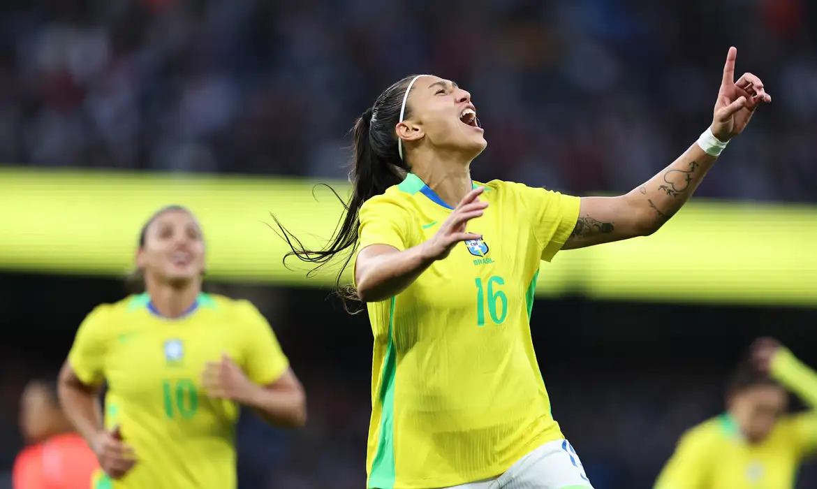 Com uma a menos, seleção feminina vence amistoso contra Inglaterra