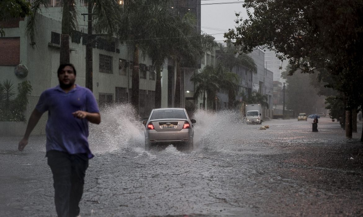 Defesa Civil emite alerta severo de temporal para capital paulista
