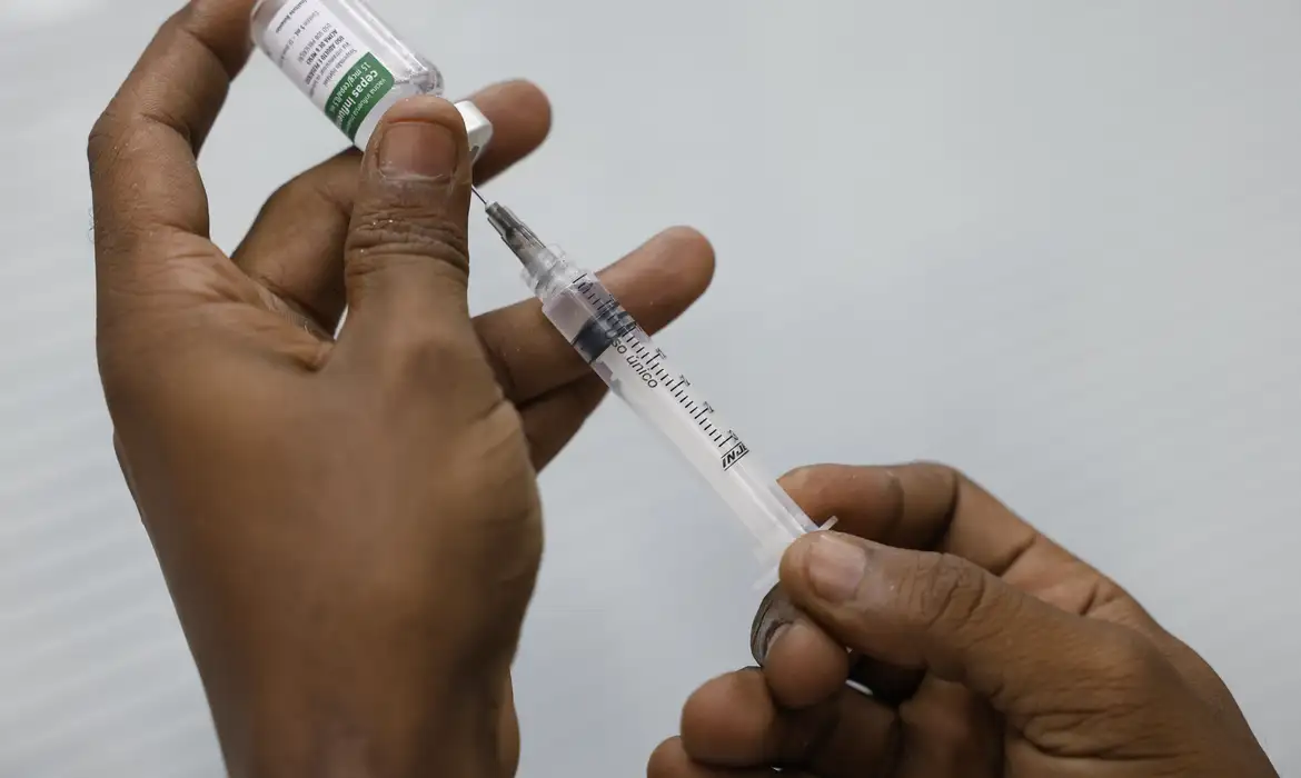 Vacinação despenca na Maré em dias de operação policial, aponta Unicef