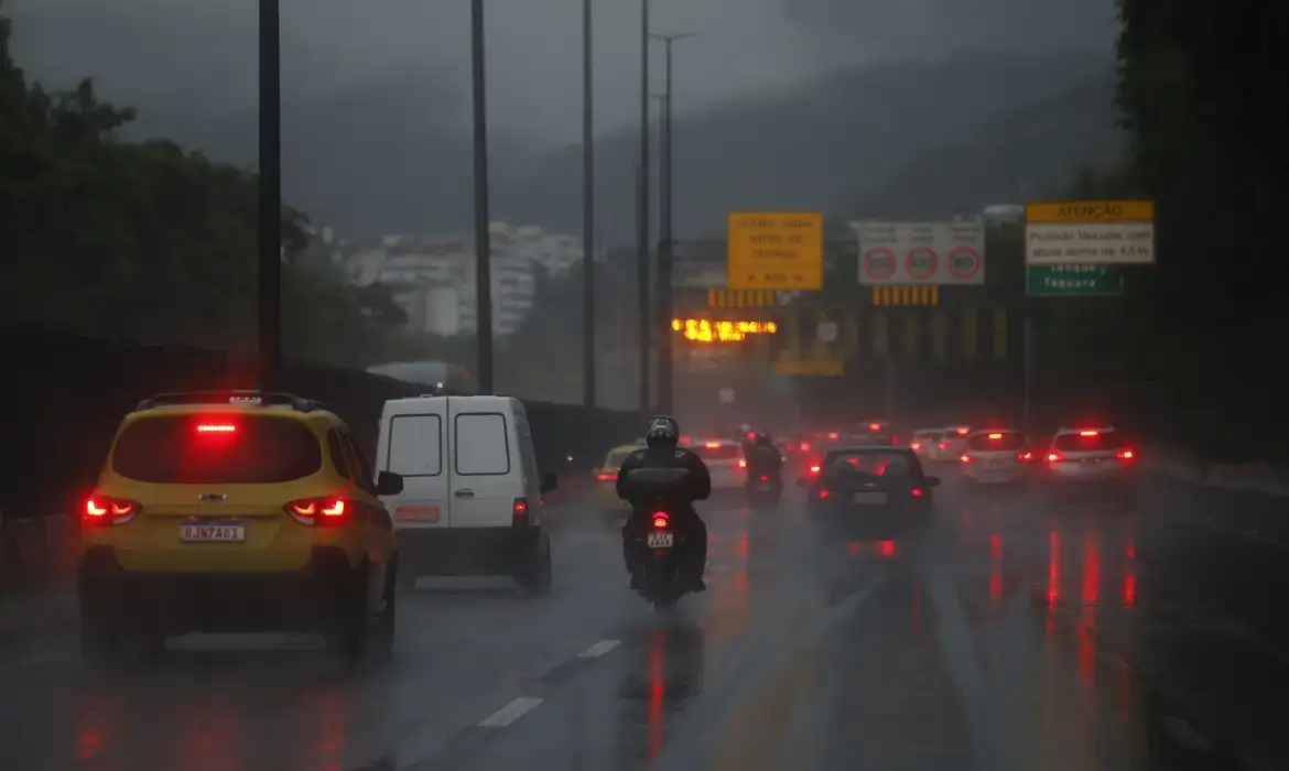 Rio tem alerta de chuva, ventos e ressaca do mar nas próximas horas