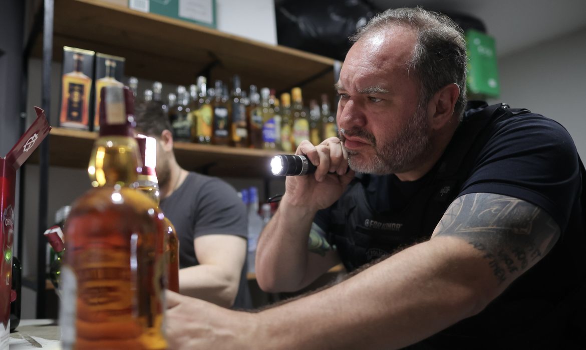 Fiscalização apreende mais de 7 mil garrafas de bebidas em São Paulo