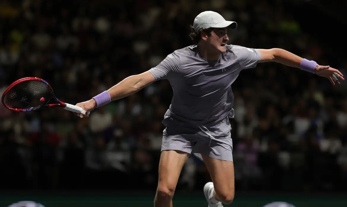 João Fonseca vence Shapovalov na estreia do Masters 1000 de Paris