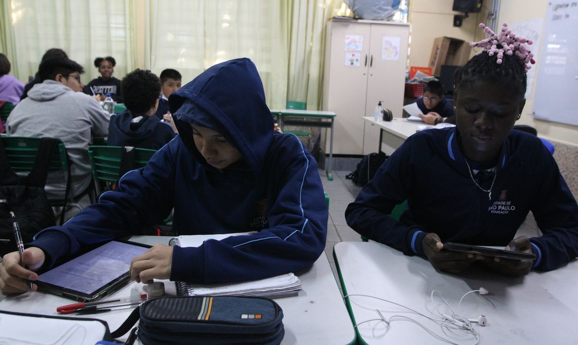 Professores no Brasil usam mais IA que média dos países da OCDE