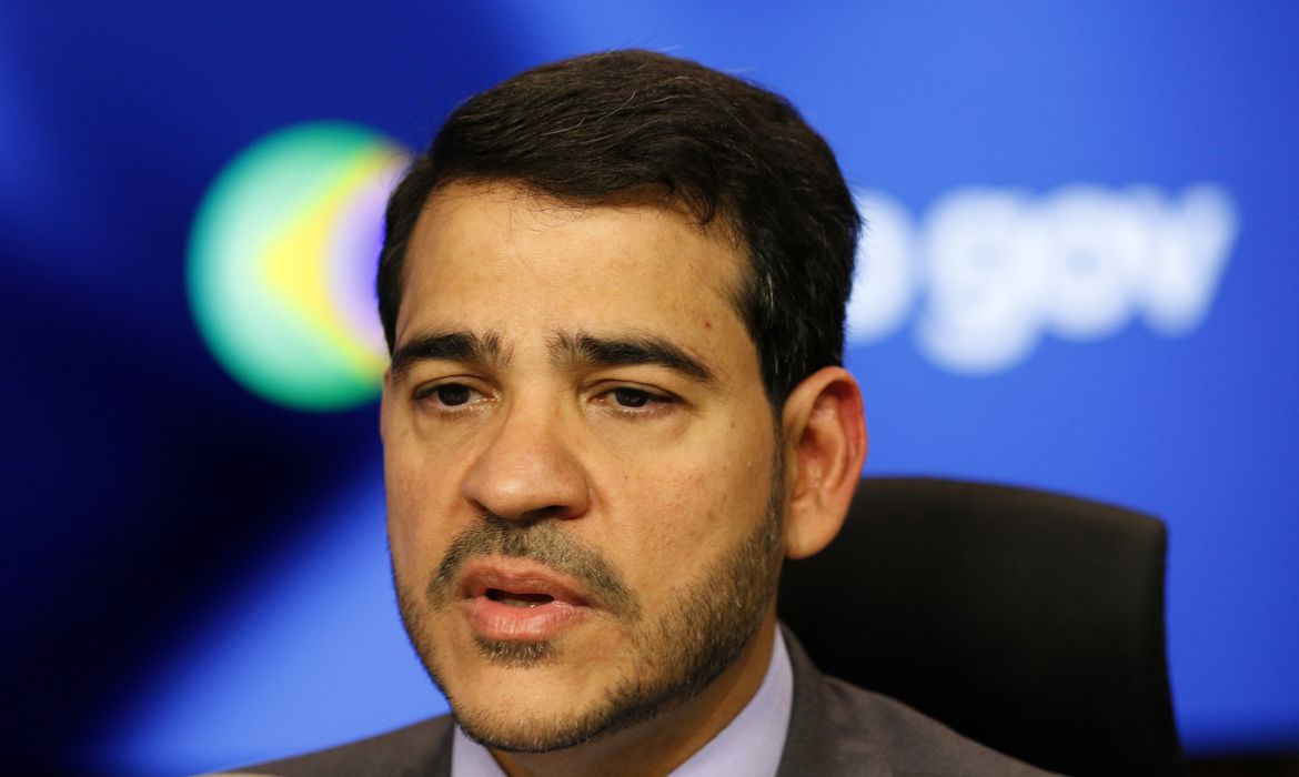 Contratação como PJ corrói pacto social no Brasil, diz Messias