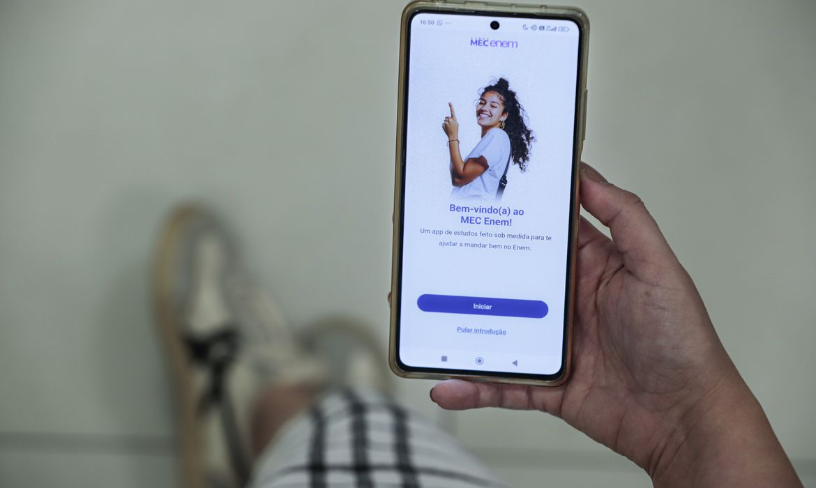 Enem: aplicativo do MEC traz simulados e correção de redações