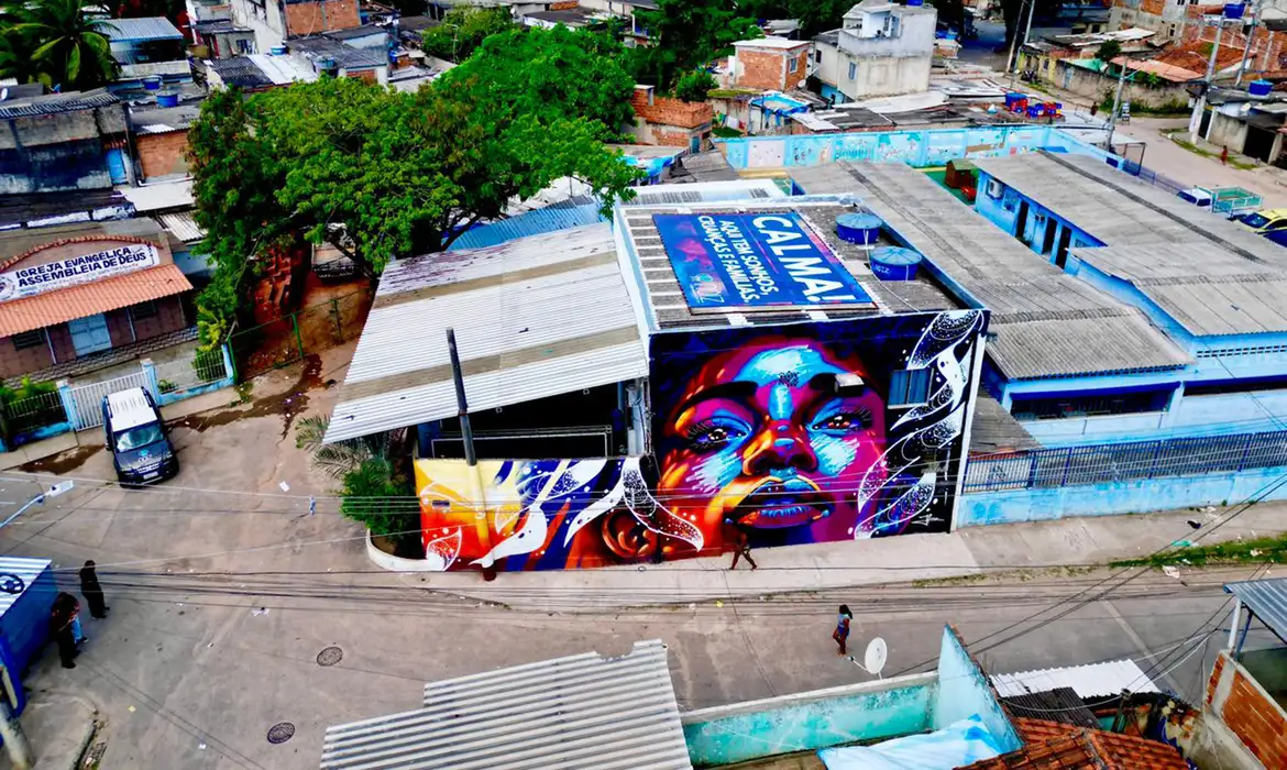 Telhado na Cidade de Deus diz: “Aqui tem crianças, sonhos e famílias”