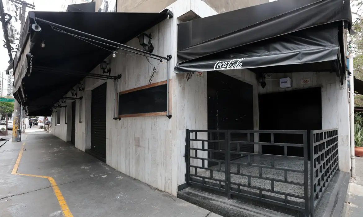 Vigilância interdita mais três locais em SP por bebida adulterada