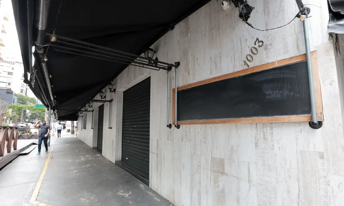 Vigilância Sanitária do DF interdita bebidas em rede de supermercados